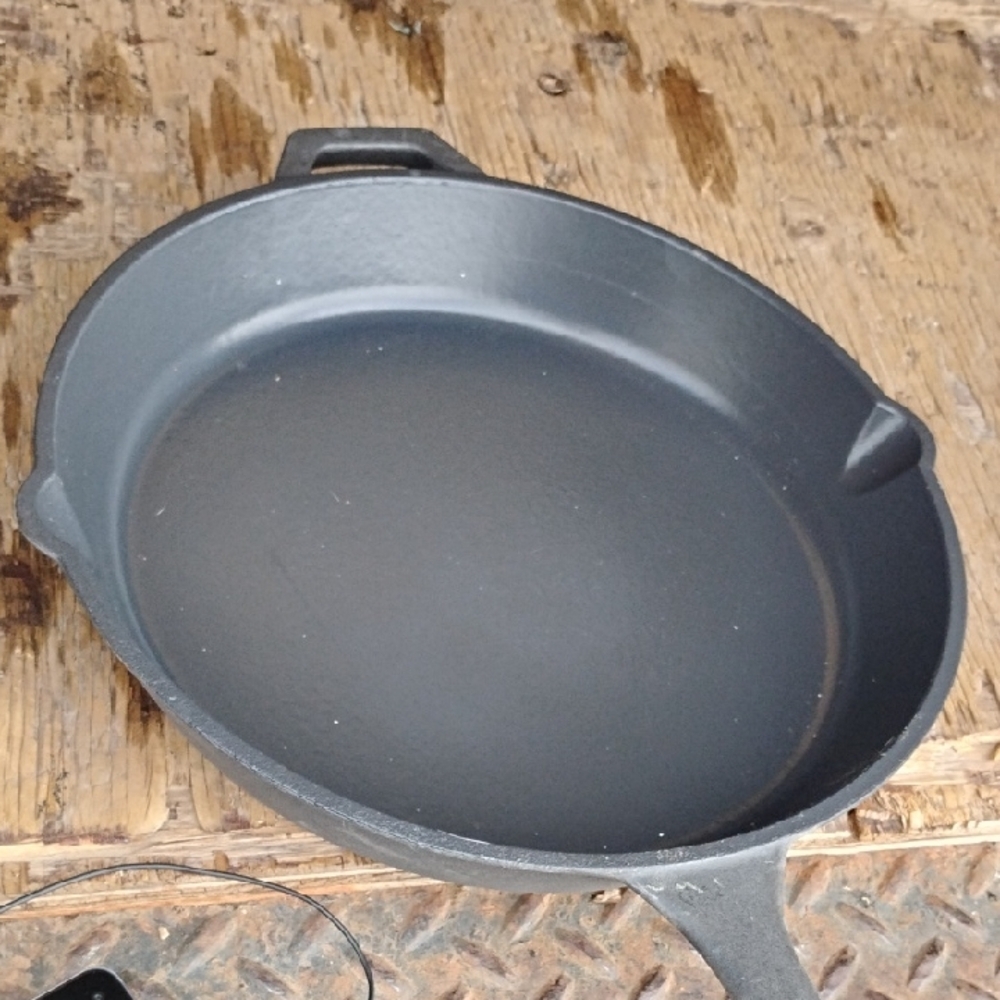 Black Cast Iron Skillet 12" with Pour Spout